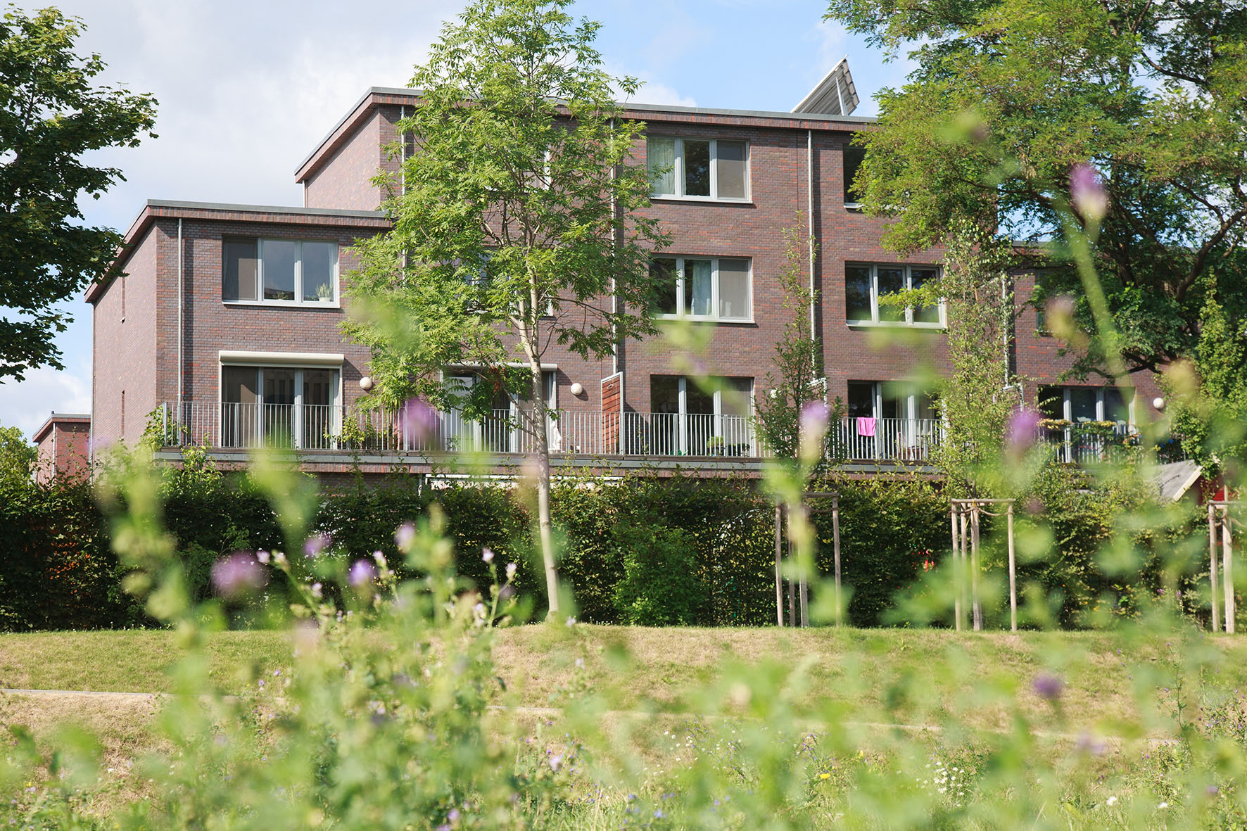 Mit Blick vom Innenhof auf die Balkone vom Berliner BUWOG Quartier Townhouses Mitte