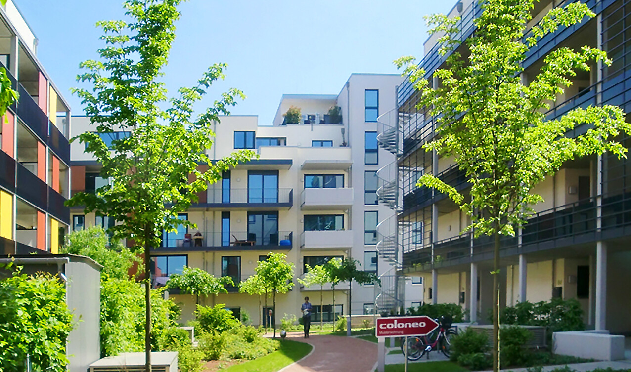 Mit Blick vom Hof aus auf die Frontansicht mit Außentreppe des BUWOG Neubauprojekts coloneo im Rhein-Main-Gebiet