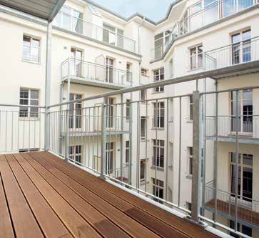 Mit Blick von einem Balkon aus auf andere Wohnungen im Innenhof des Berliner BUWOG Projekts in der Scharnhorststraße 26-27