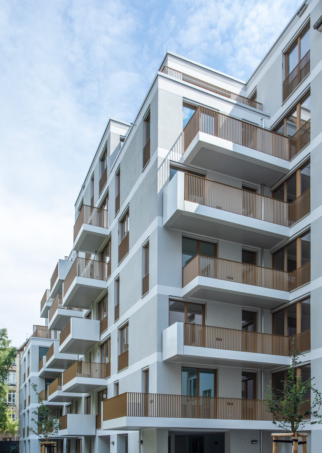 Blick von der Straße auf das komplette Gebäude des Projekts Xberg Living