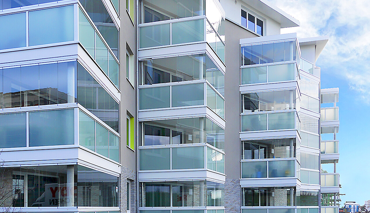 Mit Blick von der Straße aus auf die Balkone und Wintergaerten des BUWOG Neubauprojekts LADY DI’S LOVE AFFAIR im Rhein-Main-Gebiet