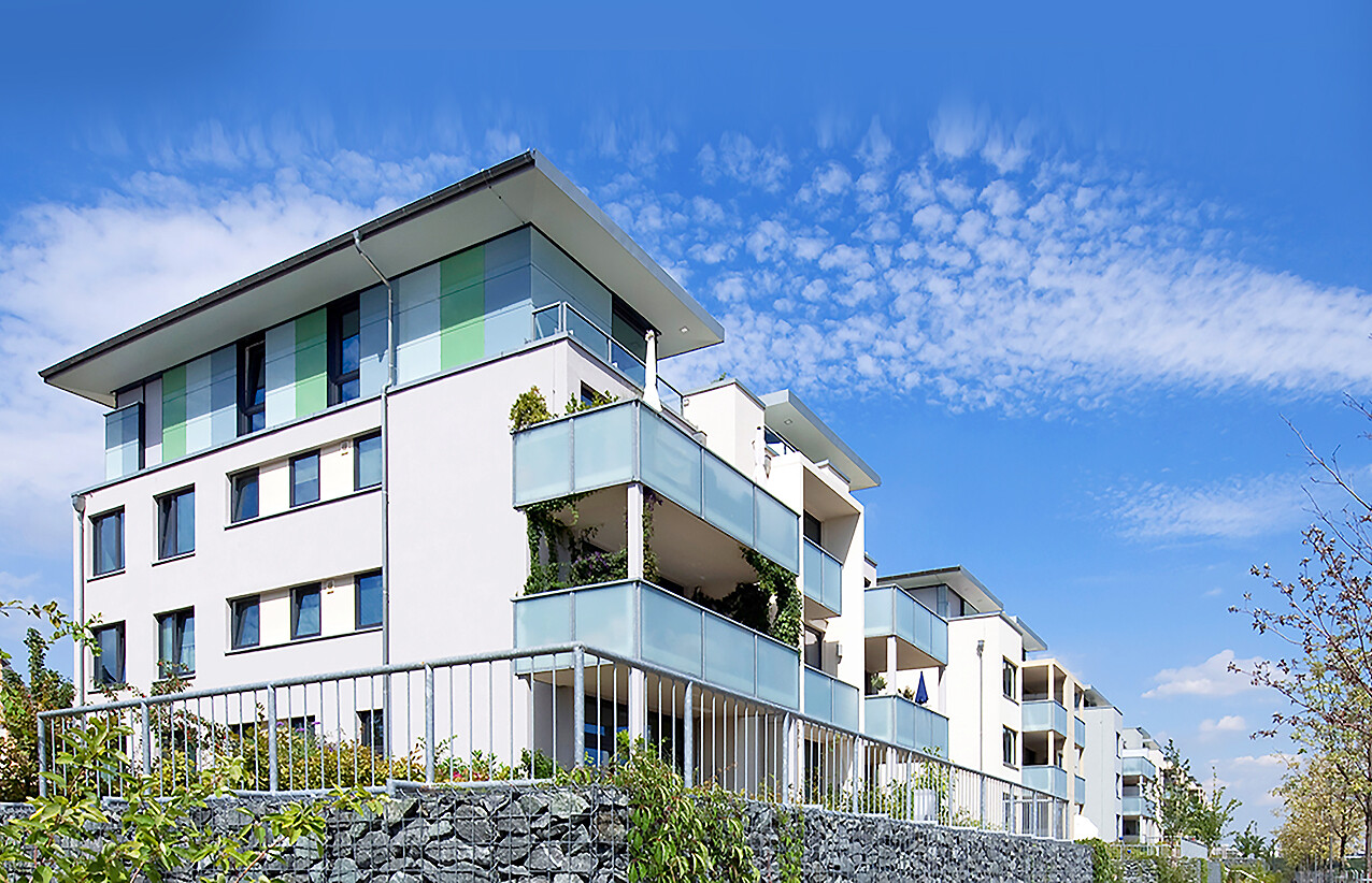 Mit Blick von der Naehe, der Seite und der Straße aus auf das Wohnkomplex des BUWOG Neubauprojekts SKYLiNE 2 im Rhein-Main-Gebiet