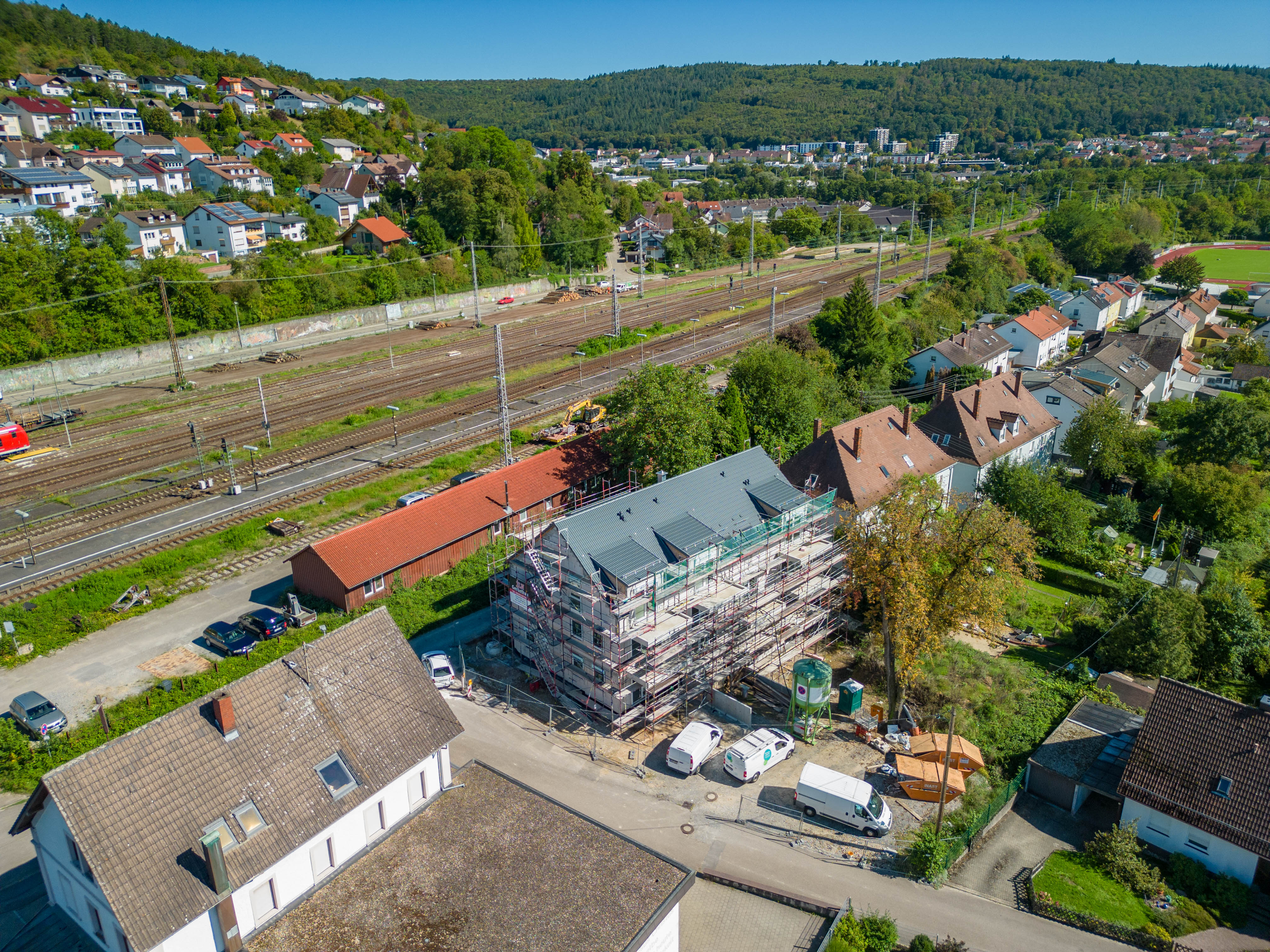 Zu sehen ist eine Drohnenaufnahme vom Projekt im Friedhofweg. Das Haus ist noch eingebaut.