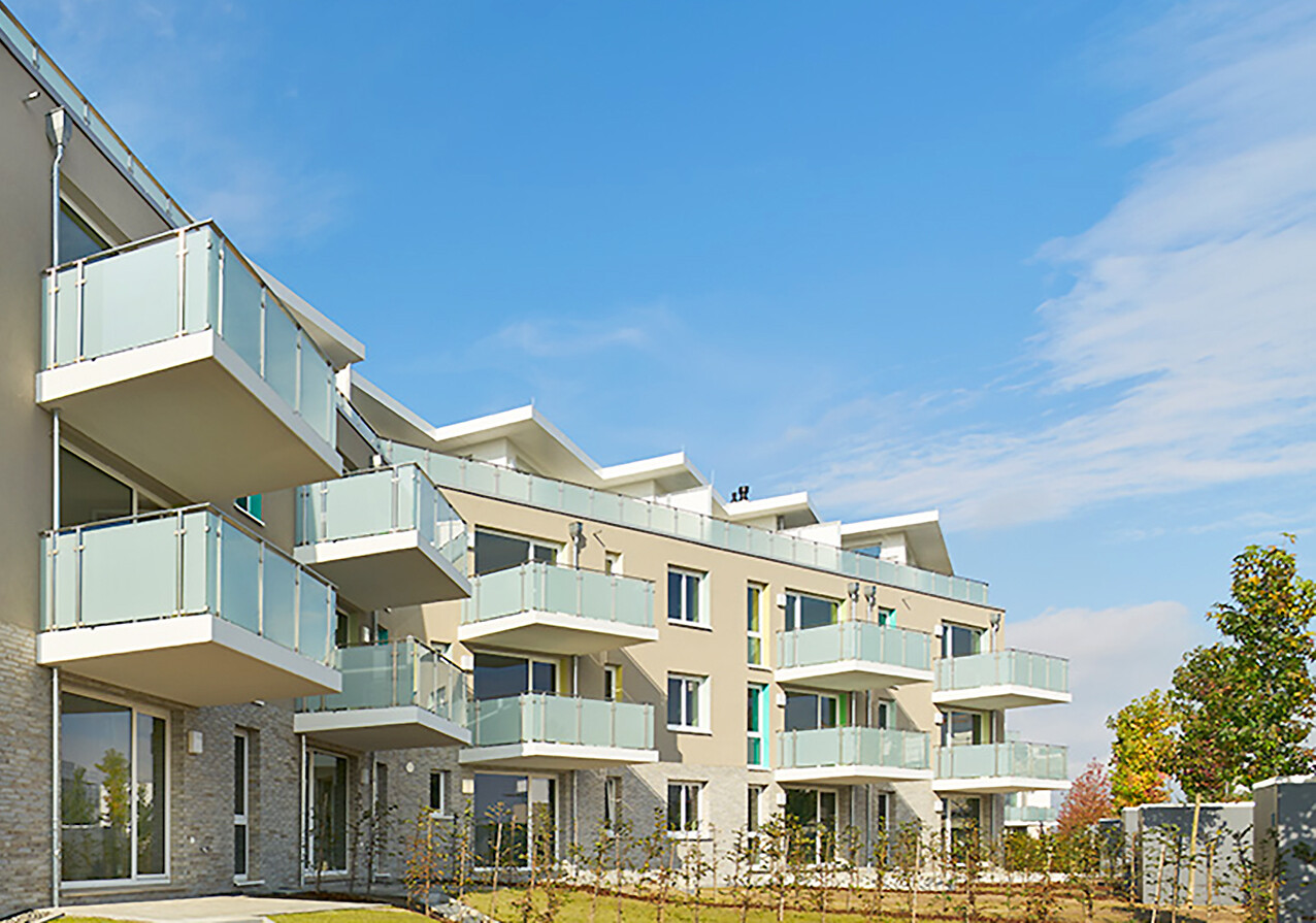 Mit Blick von der Straße aus auf die Seitenansicht des BUWOG Neubauprojekts LADY DI’S LOVE AFFAIR im Rhein-Main-Gebiet