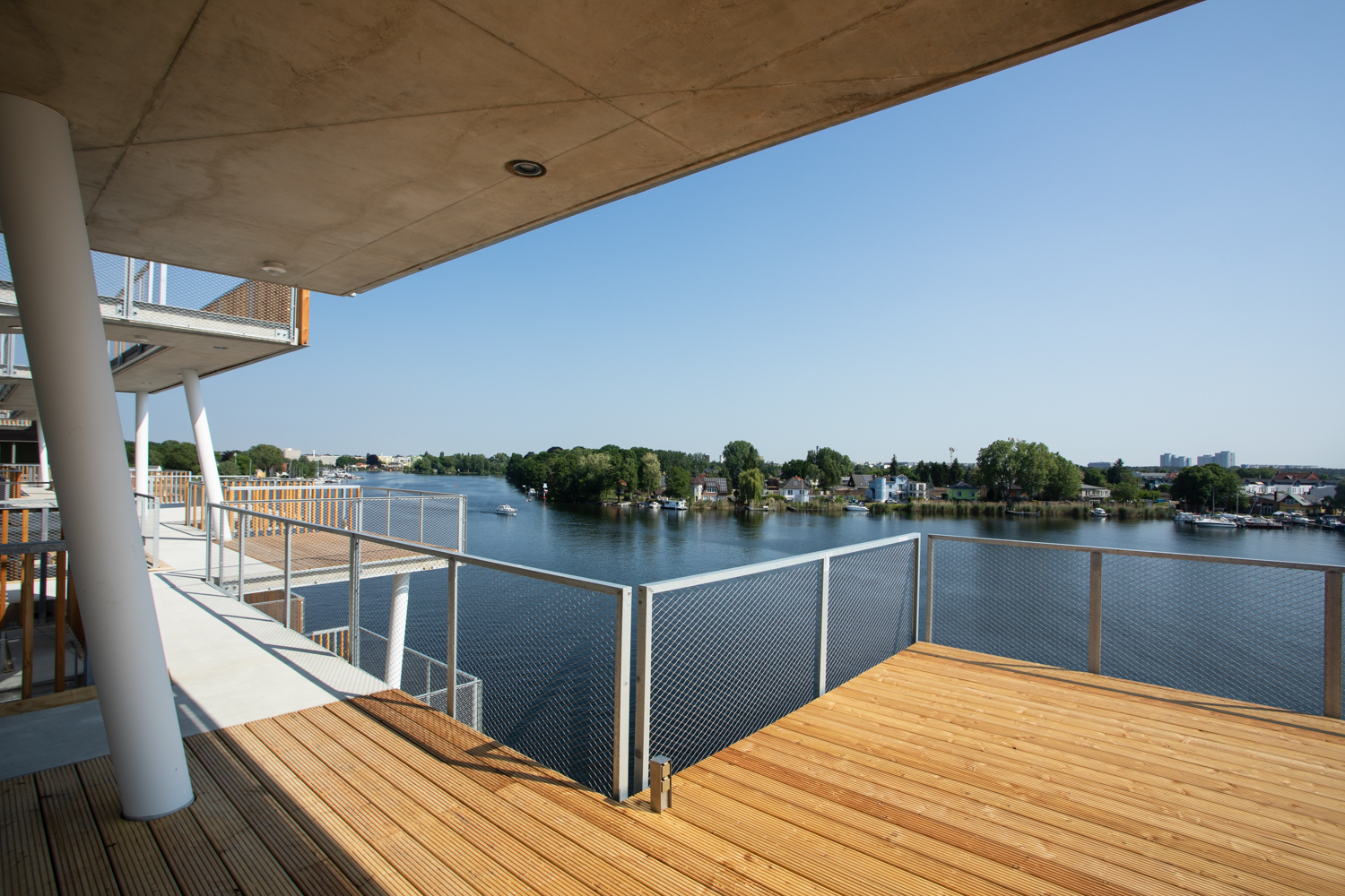 BUWOG the View und seine Stege mit Blick zum Wasser