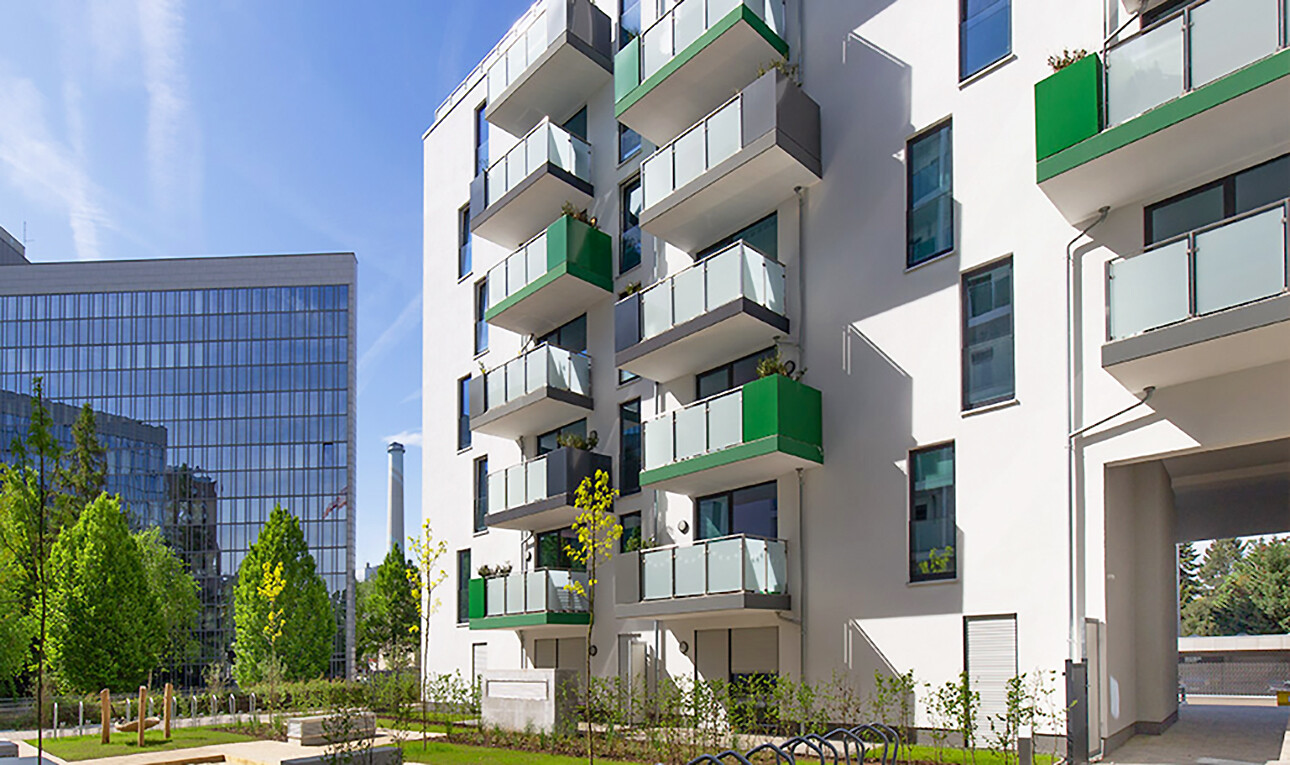 Mit Blick von der Seite aus auf die Fassade mit Balkonen des BUWOG Neubauprojekts PIANOCOURTS im Rhein-Main-Gebiet