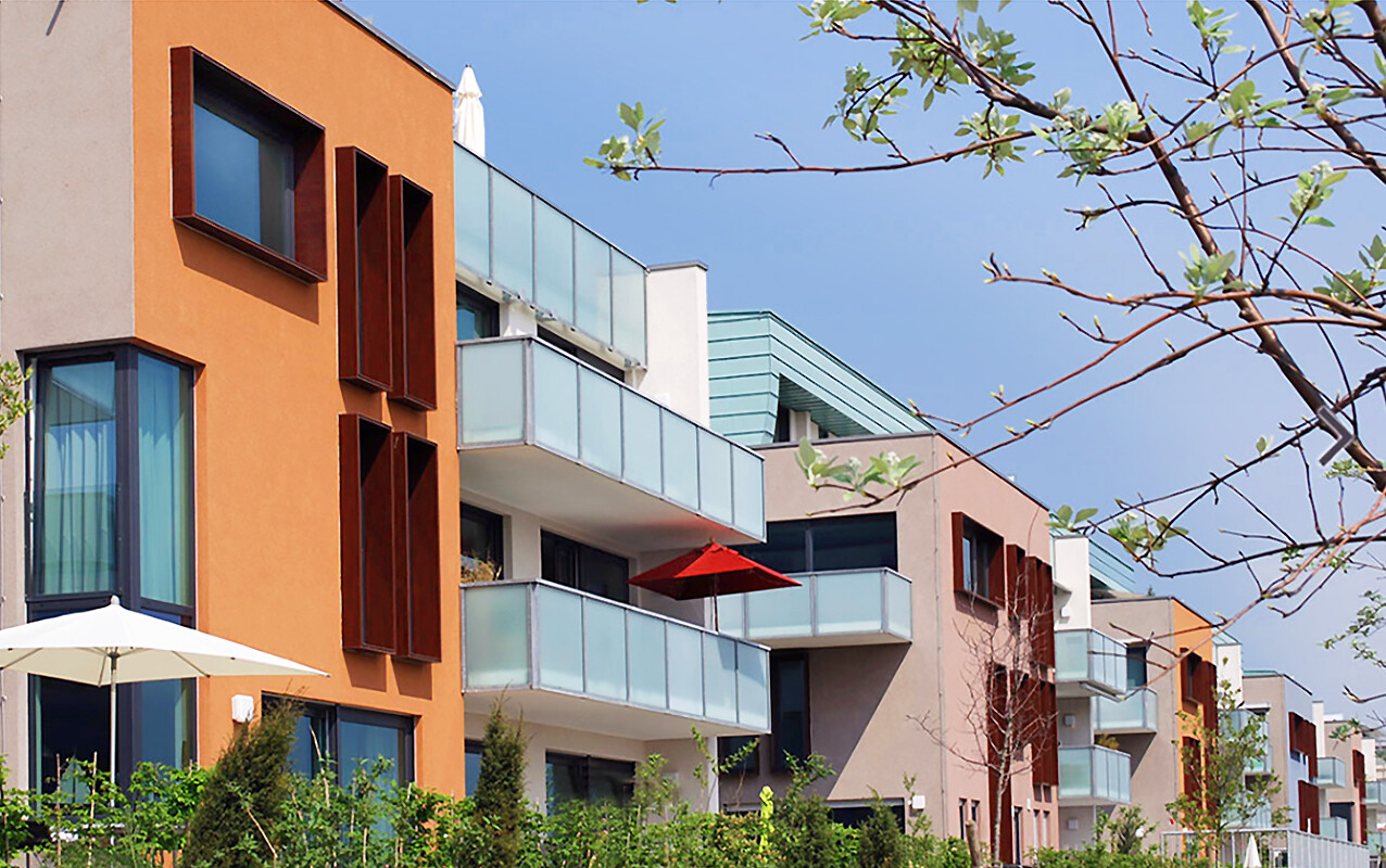 Mit nahem Blick von der Straße aus auf mehrere Gebäude des BUWOG Neubauprojekts SKYLiNE 1 im Rhein-Main-Gebiet