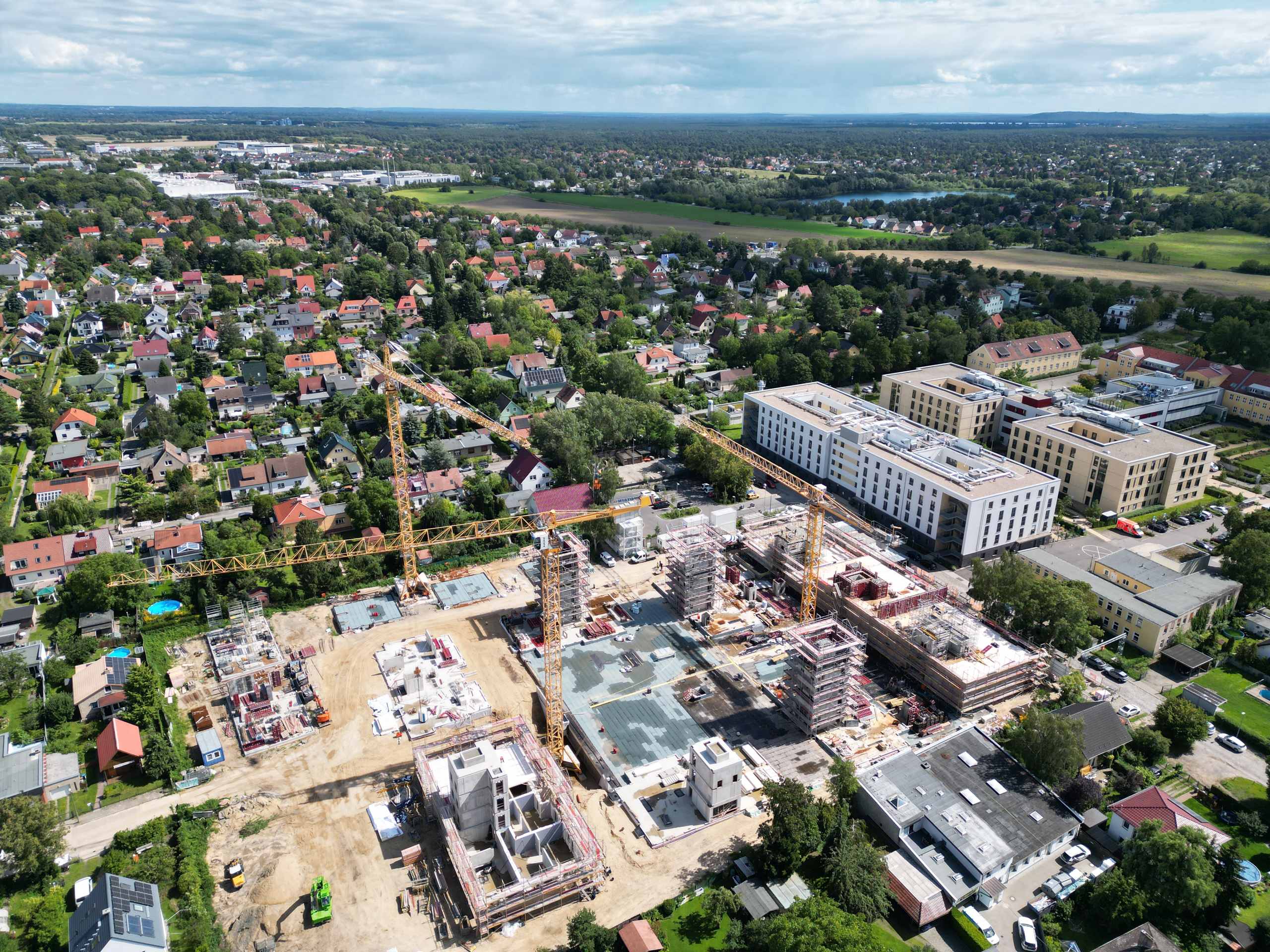 Aktuelle Drohnenaufnahme zeigt den Stand der Bauarbeiten vom Neubauprojekt Hygge Höfe