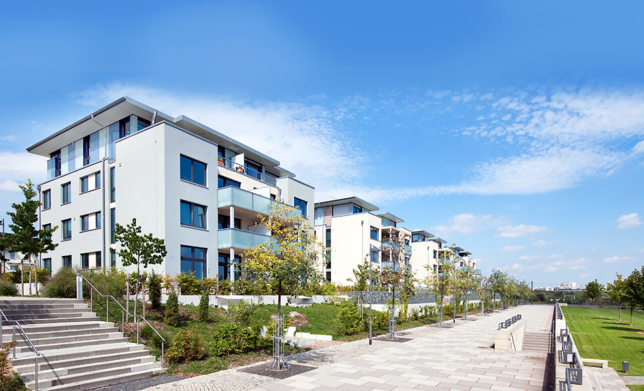 Mit Blick von der Seite und vom Hof mit Fußweg aus auf das Wohnkomplex des BUWOG Neubauprojekts SKYLiNE 2 im Rhein-Main-Gebiet