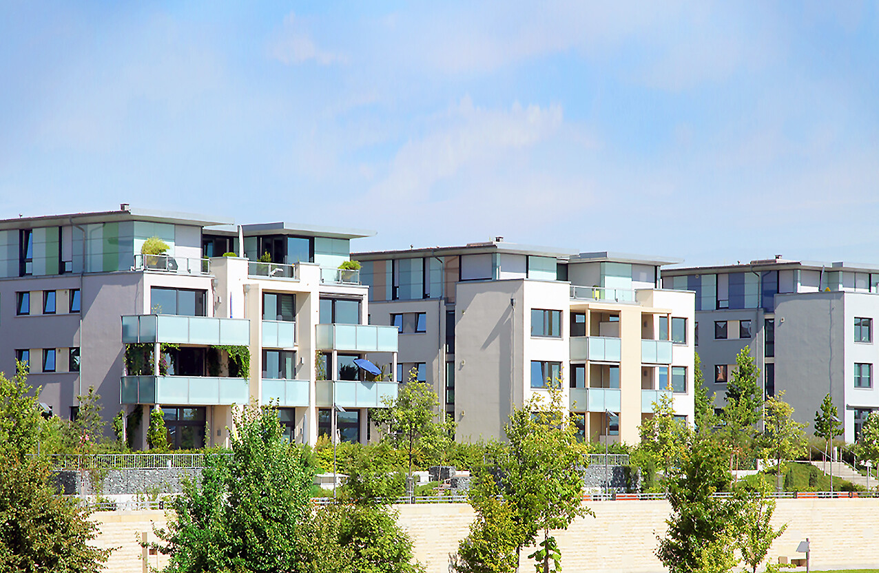 Mit Blick aus der Ferne, der Seite und der Straße aus auf die Ansicht von einem Teil der Haeuser des BUWOG Neubauprojekts SKYLiNE 2 im Rhein-Main-Gebiet