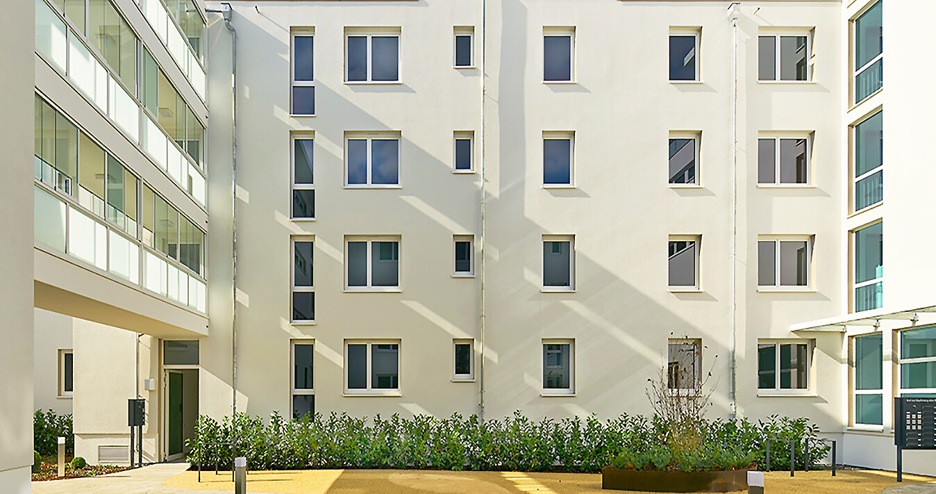 Mit Blick vom Hof aus auf eine Fensterfront des BUWOG Neubauprojekts LADY DI’S LOVE AFFAIR im Rhein-Main-Gebiet