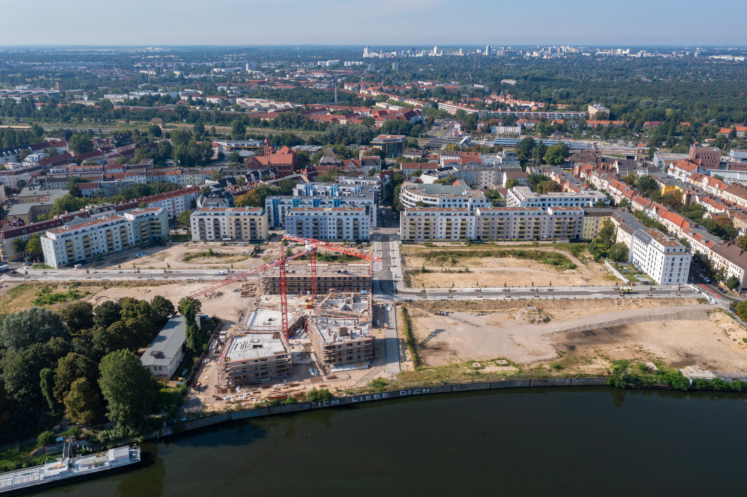 Aktuelle Drohnenaufnahme zeigt den Stand der Bauarbeiten vom Neubauprojekt Weydenhof